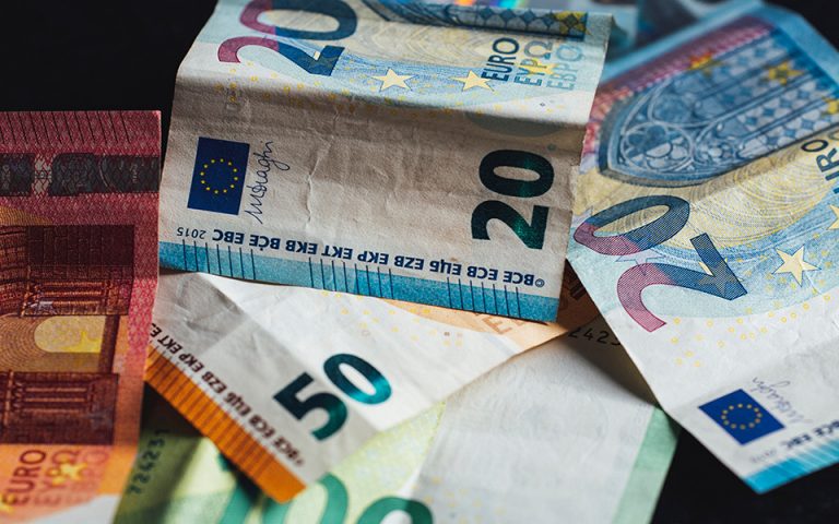 Κεφάλαια 3,2 τρισ. ευρώ “κυνηγούν” τα ίδια ομόλογα