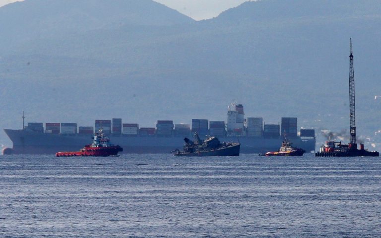Πειραιάς: Σύγκρουση πλοίου του Π.Ν. με εμπορικό πλοίο
