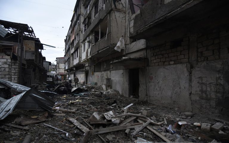 Ναγκόρνο – Καραμπάχ: Σφοδροί βομβαρδισμοί στο Στεπανακέρτ