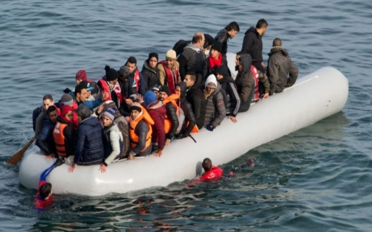 Αίτημα Ελλάδας προς την Τουρκία για επιστροφή του πλοίου με 400 μετανάστες