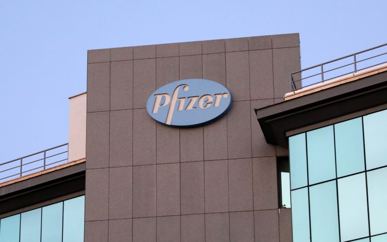 ΗΠΑ: Αυξάνει τις παραγγελίες για το φάρμακο της Pfizer – Αντιμέτωπη με νέα έξαρση η χώρα