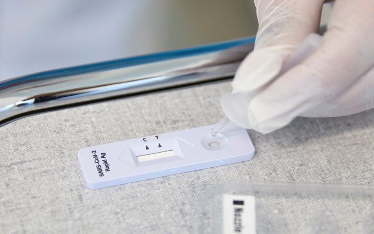 Υπ. Εργασίας: Ένα υποχρεωτικό rapid test την εβδομάδα για ανεμβολίαστους στον ιδιωτικό τομέα
