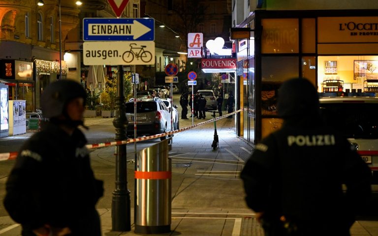 Αιματηρή επίθεση στη Βιέννη – «Ισλαμιστής τρομοκράτης» ο δράστης