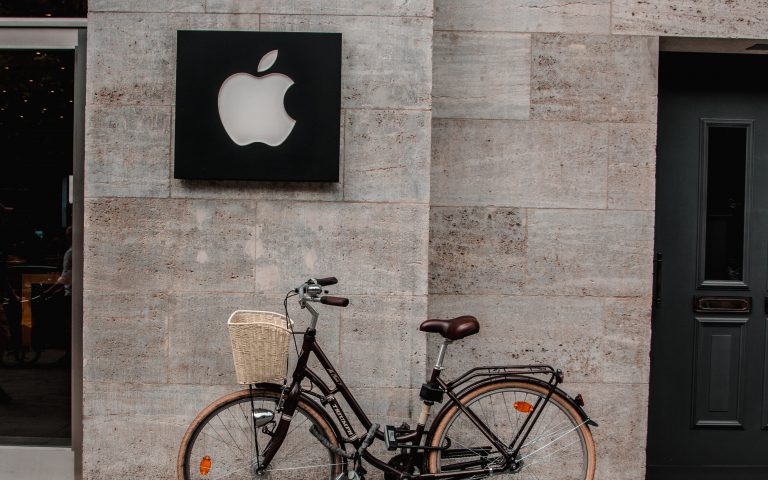 Apple: Μία ανάσα από το ιστορικό ρεκόρ η μετοχή της