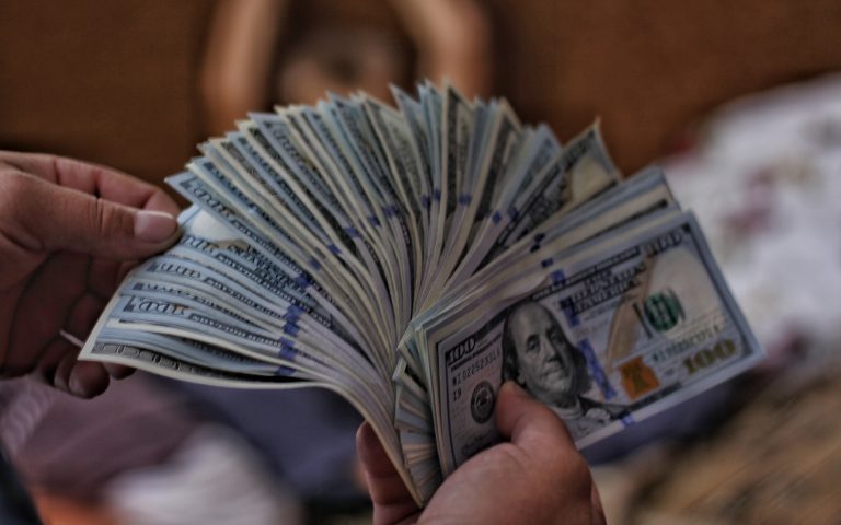Το δολάριο «αποχαιρετά» το 2020 σε ναδίρ δυόμισι ετών