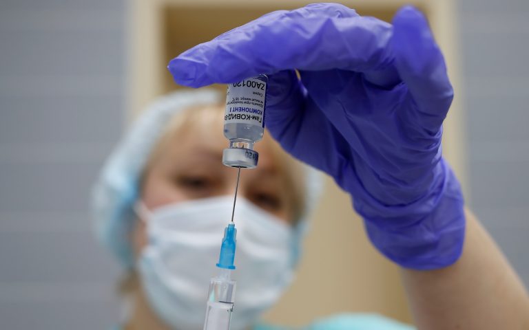 Ρωσία: Άμεσα οι κλινικές δοκιμές στο συνδυασμό των εμβολίων AstraZeneca-SputnikV