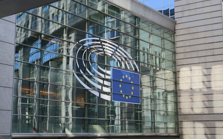 Ευρώ: Η ήπια πολιτική της ΕΚΤ ανακόπτει την άνοδό του
