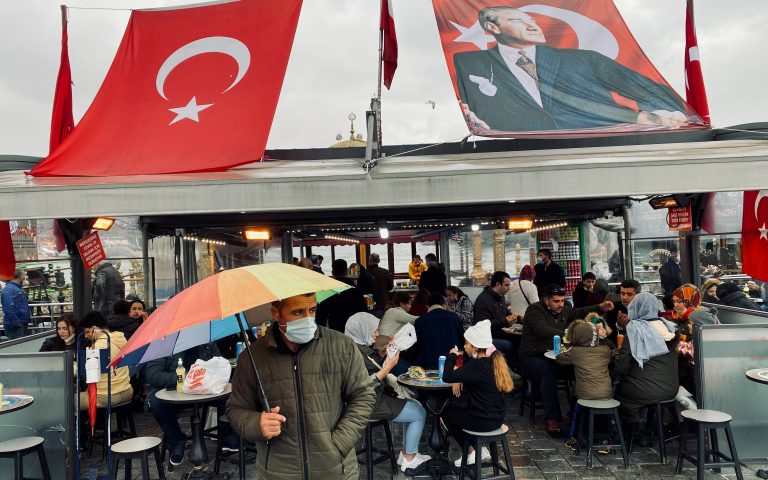 Τουρκία: Μείωση 100 μ.β. στα επιτόκια, πέφτει η λίρα