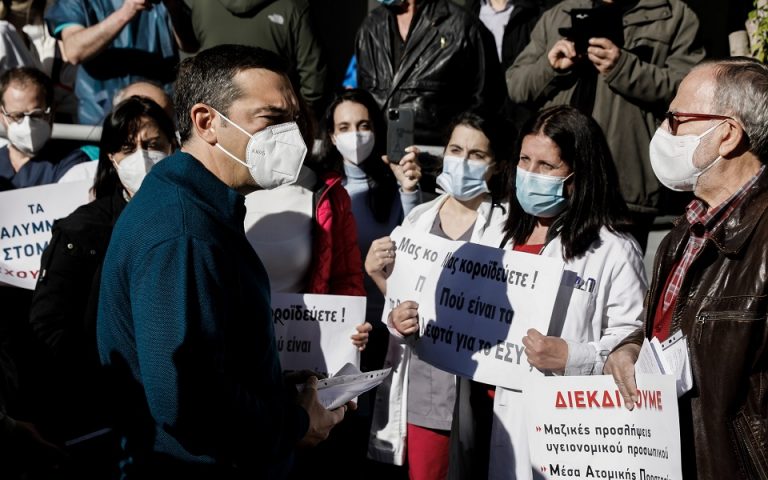 Αλ. Τσίπρας: Επιτελικό ρουσφέτι οι ουρές υπουργών για μία selfie με το εμβόλιο