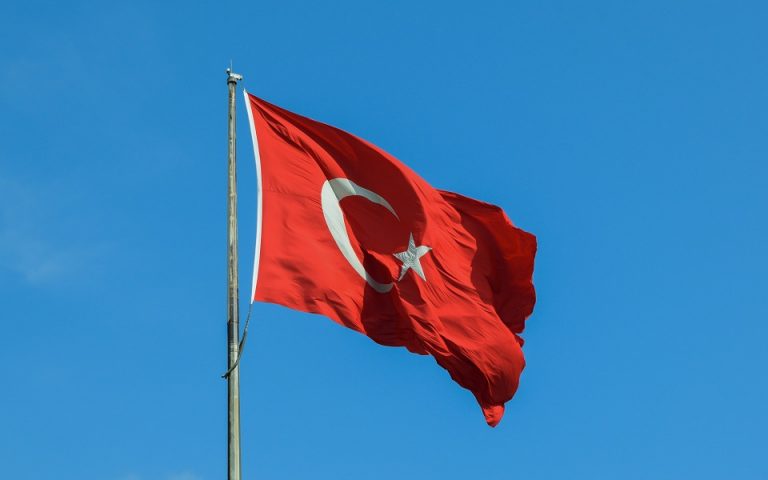 Τσαβούσογλου: Η Τουρκία θα περιορίσει τη διέλευση πλοίων από τα στενά του Βοσπόρου και Δαρδανελίων