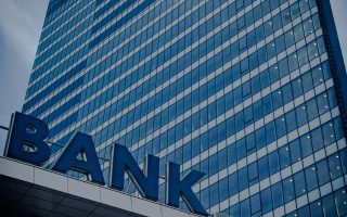 Tράπεζες: Τα επιτόκια θα παραμείνουν υψηλά µέχρι το 2026