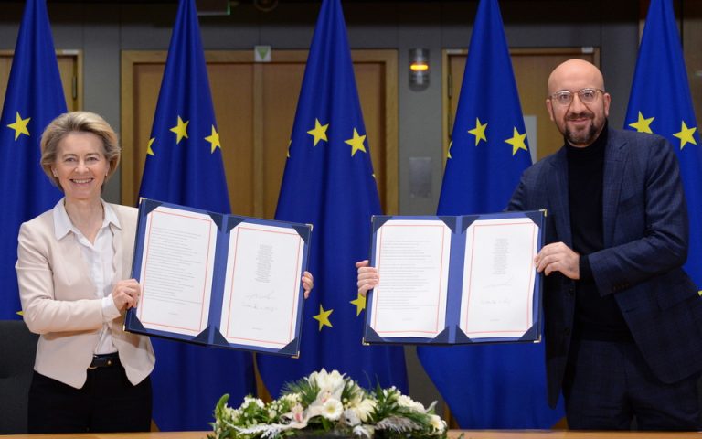Έπεσαν οι υπογραφές στη συμφωνία για το Brexit