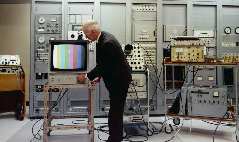 Πόσο στοίχιζε η πρώτη έγχρωμη τηλεόραση;