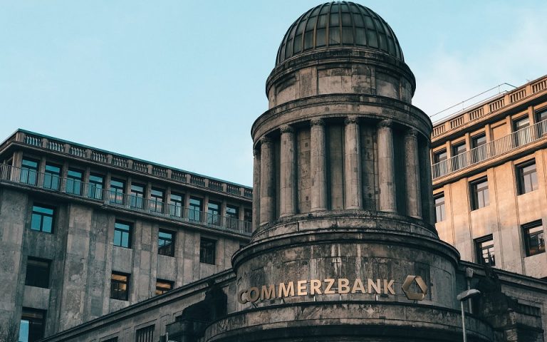 Commerzbank: Στα 610 εκατ. ευρώ το κόστος μείωσης των θέσεων εργασίας