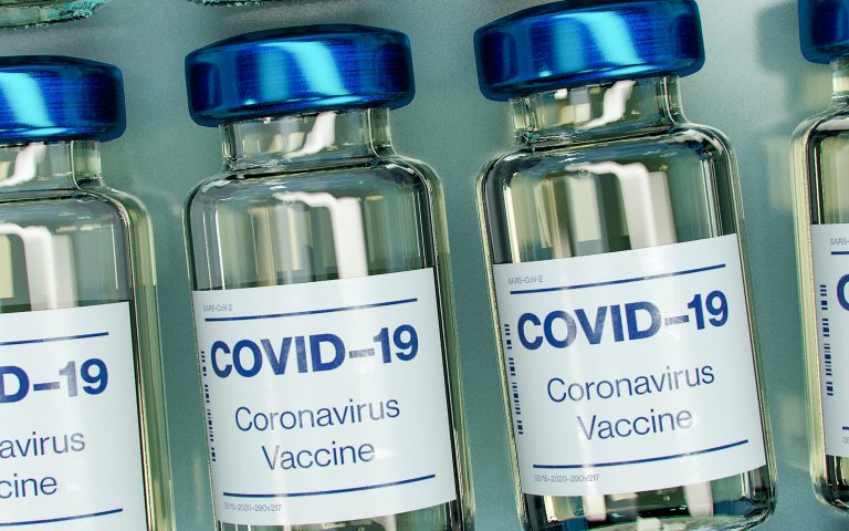 Έφθασε στην Αθήνα η πρώτη μεγάλη παρτίδα εμβολίων Covid-19