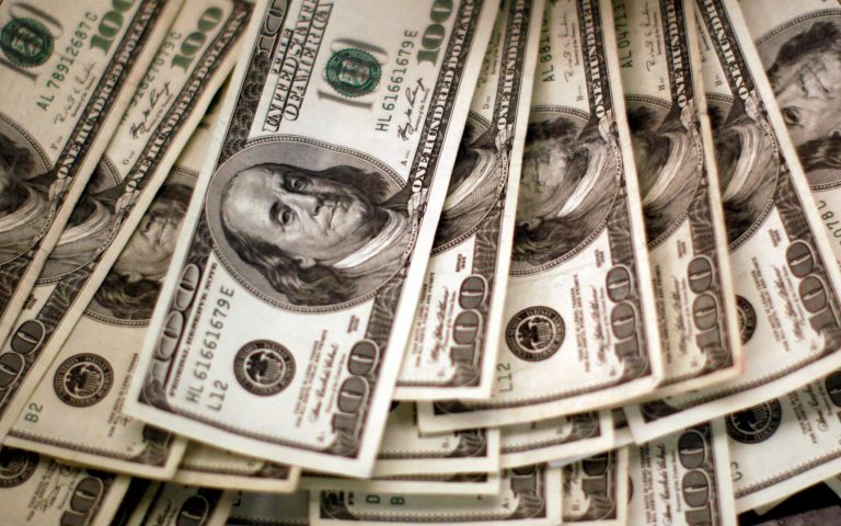 Reutres: Γιατί όλοι θέλουν το δολάριο και ταυτόχρονα το μισούν
