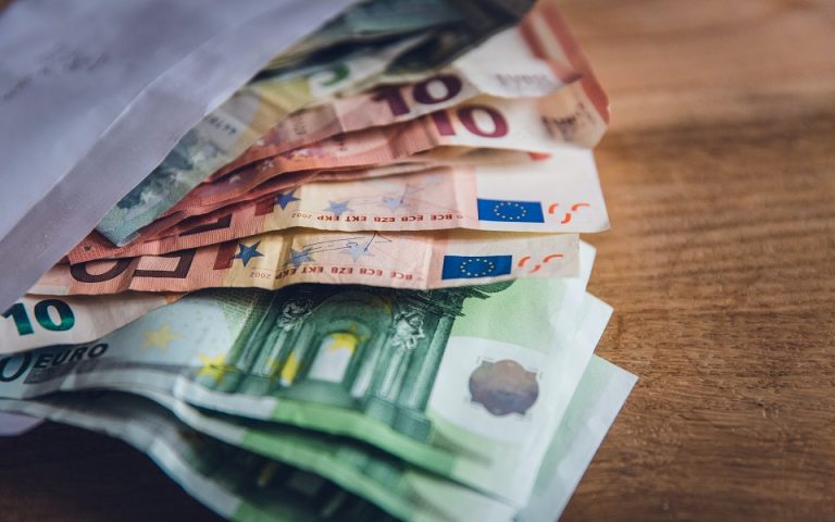 ΟΑΕΔ: 7.000 μακροχρόνια άνεργοι λαμβάνουν σήμερα τα 400 ευρώ