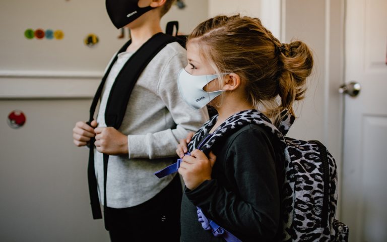 Σχολεία: Πόσο μειώνουν τα κρούσματα οι μάσκες και ο εξαερισμός