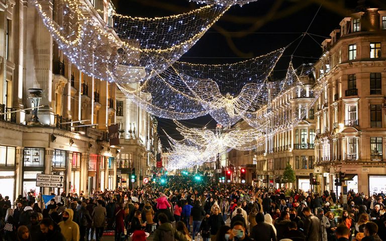 Βρετανία: «Τα σχέδια για τα Χριστούγεννα θα στοιχίσουν πολλές ζωές»