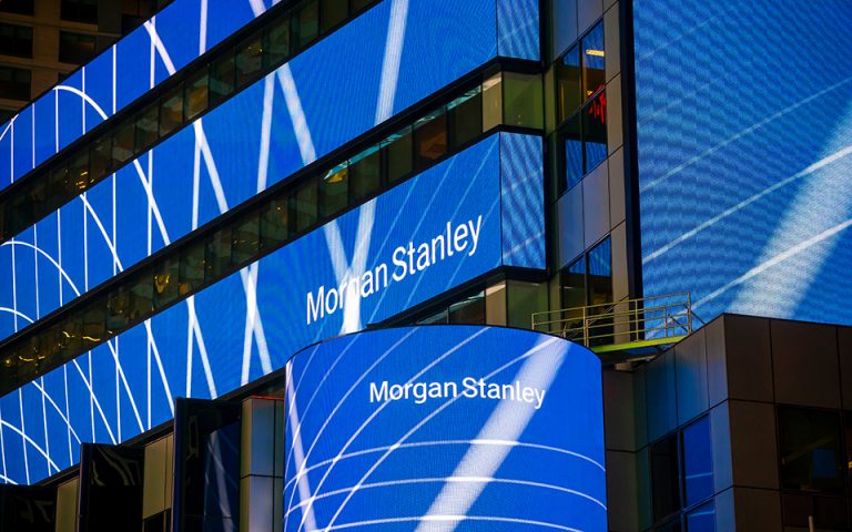 Morgan Stanley:  Λιγότερο χρεωμένοι οι Έλληνες, αλλά ευαίσθητοι στην οικονομική αβεβαιότητα
