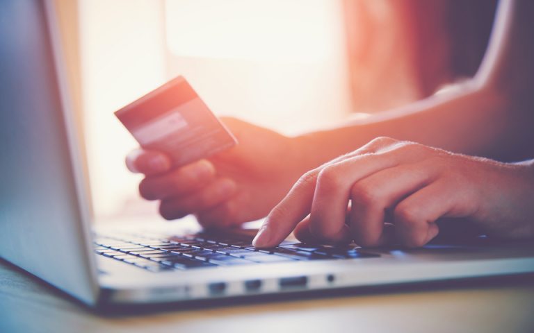 Online shopping: Πώς θα προστατευτούν οι καταναλωτές από τις απάτες