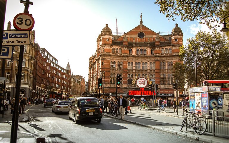 Ξανακλείνουν τα θέατρα του West End στη Βρετανία