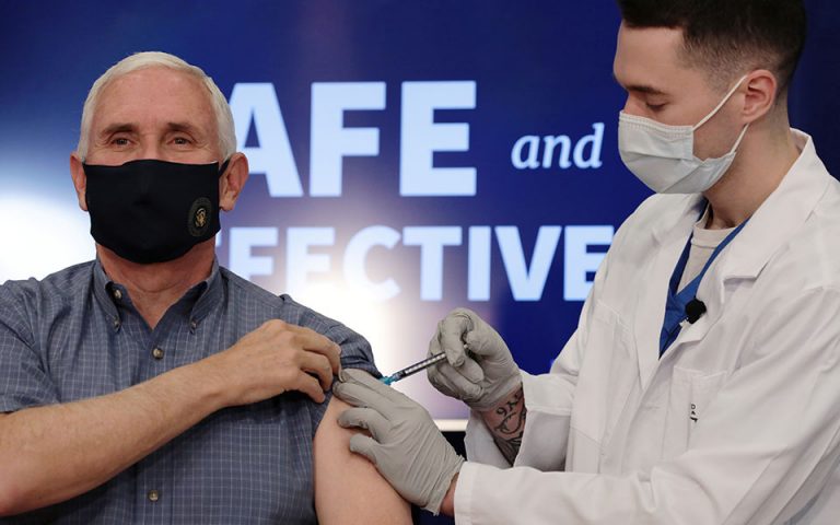 ΗΠΑ: Ο Μάικ Πένς έκανε το εμβόλιο σε live μετάδοση
