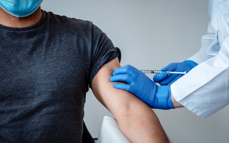Ένας στους τέσσερις διεθνώς ενδέχεται να μην έχει εμβολιαστεί πριν από το 2022