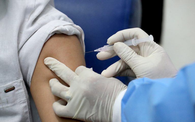 Moderna: Άρχισε δοκιμές του εμβολίου σε εφήβους