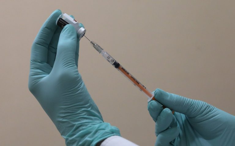Κορωνοϊός: Μία 90χρονη το πρώτο άτομο που εμβολιάστηκε στην Ελβετία
