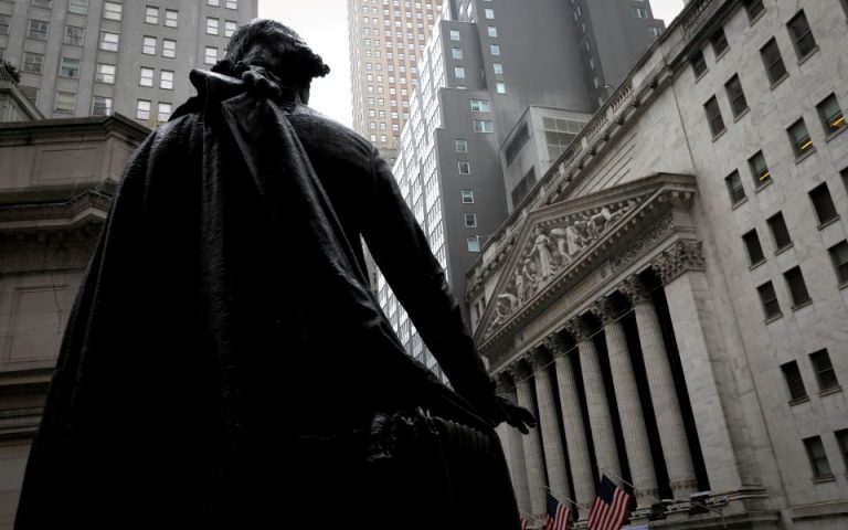 Wall Street: Ανασύνταξη δυνάμεων μετά τα ιστορικά υψηλά ρεκόρ της Παρασκευής