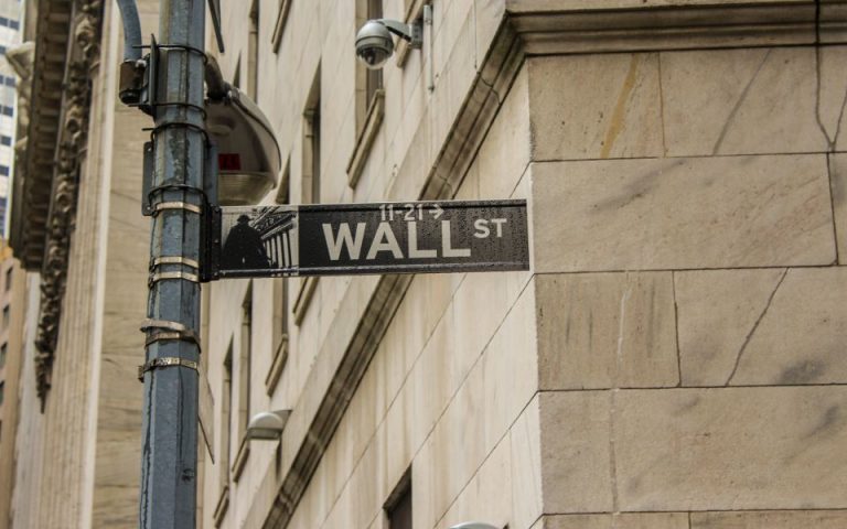 Άνευρο ξεκίνημα της Wall Street στην τελευταία συνεδρίαση του έτους
