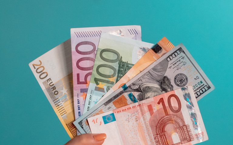 Πώς το ευρώ κατάφερε να κλέψει τη λάμψη του δολαρίου