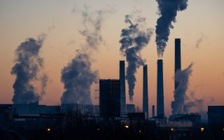 Κορωνοϊός: Η ατμοσφαιρική ρύπανση αυξάνει την πιθανότητα νόσησης