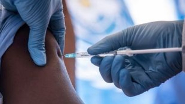 Pfizer και Moderna δοκιμάζουν τα εμβόλιά τους έναντι του νέου στελέχους του ιού