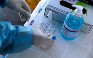 Αναμονή έως 36 ώρες για αποτέλεσμα PCR – Αρκεί το rapid για τους εμβολιασμένους