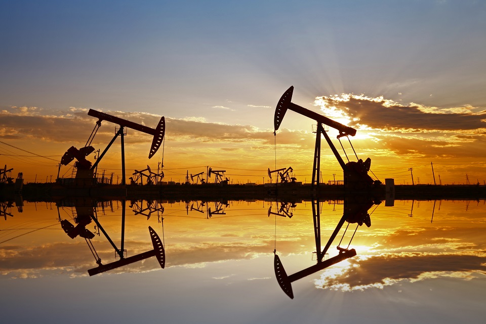 Το πετρέλαιο πέφτει από το υψηλό 3 εβδομάδων μετά την πτώση της Wall Street