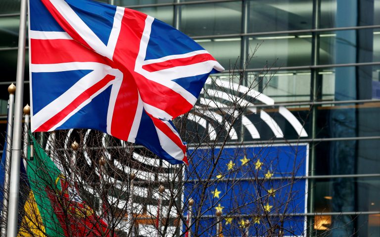 Brexit: Η Βρετανία εξετάζει αλλαγή της συμφωνίας με την ΕΕ