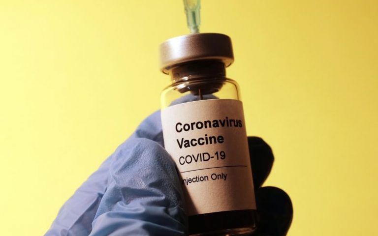 Εμβόλιο Covid-19: «Εξαιρετικά επικίνδυνη» η καθυστέρηση της δεύτερης δόσης