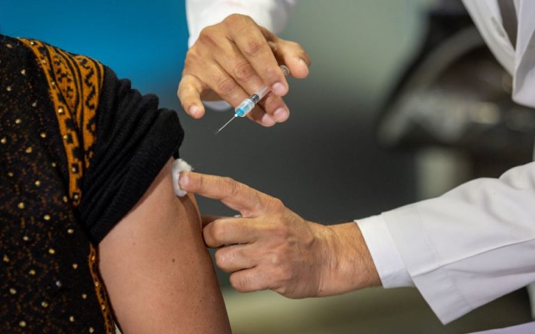 Η Βρετανία συγκέντρωσε ένα δισ. δολάρια για τη διανομή του εμβολίου στις αναπτυσσόμενες χώρες