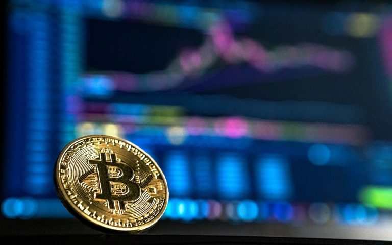 Bitcoin: «Έριξε» και το φράγμα των 30.000 δολαρίων