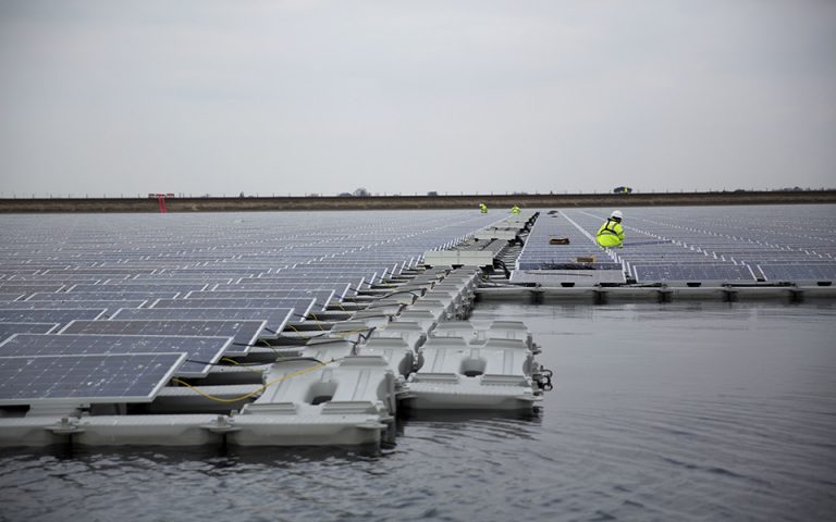 Στα πλωτά φωτοβολταϊκά μπαίνει η Τέρνα Ενεργειακή
