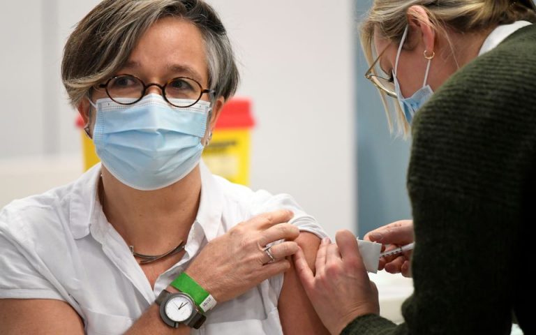 Ολλανδία: Σε νοσοκόμα το πρώτο εμβόλιο