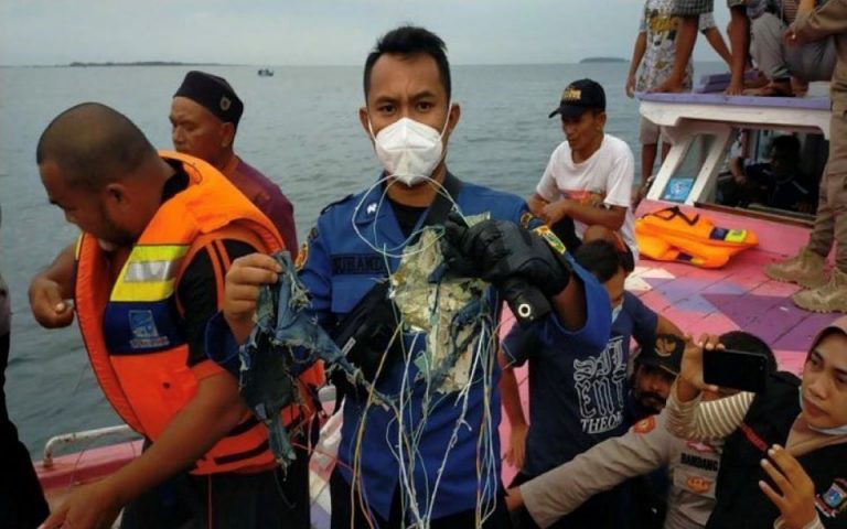 Τζακάρτα: Βρέθηκαν οι συντεταγμένες του αεροσκάφους