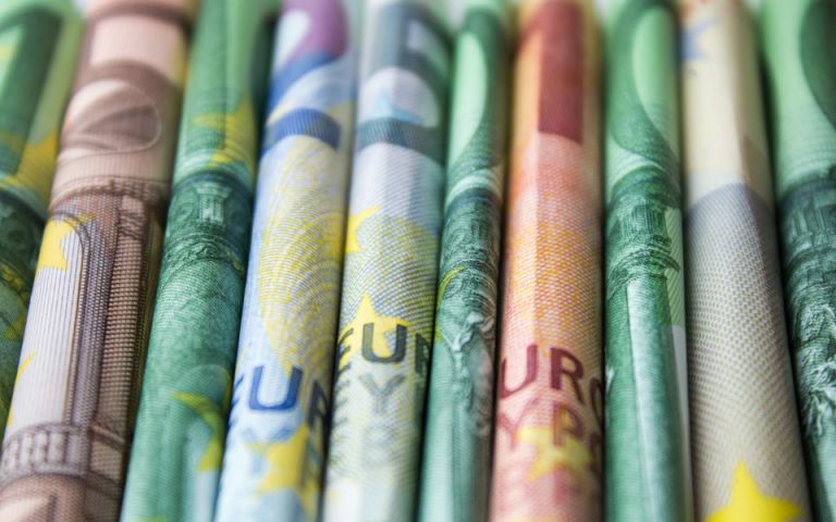 Mε μικρή πτώση οι αποδόσεις του ευρώ