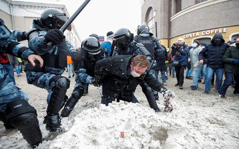 Διαδηλώσεις υπέρ Ναβάλνι: Πάνω από 2.100 συλλήψεις (εικόνες)