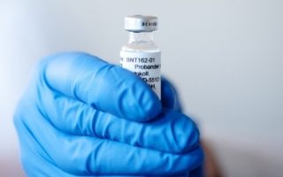 Τρία χρόνια από την «σπουδαία ημέρα για την ανθρωπότητα»: Για την Pfizer η πανδημία δεν συνέβη ποτέ