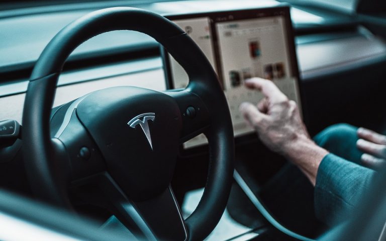 Tesla: Ράλι η μετοχή της μετά το νέο ρεκόρ παραδόσεων το δ΄ τρίμηνο του 2021