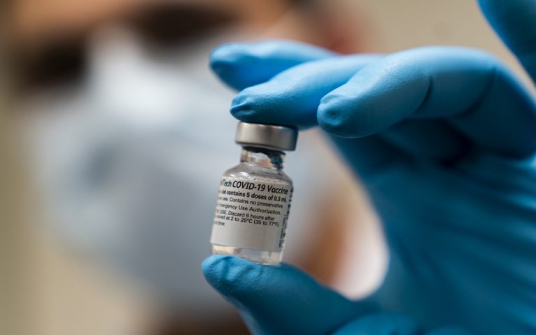 Τι πραγματικά συμβαίνει με τις παραδόσεις των εμβολίων της Pfizer