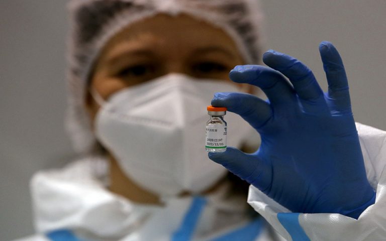 Η χώρα-έκπληξη που οδηγεί την κούρσα των εμβολιασμών